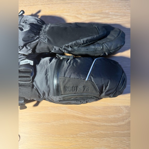 Black Roots Mittens - Picture 5 of 10